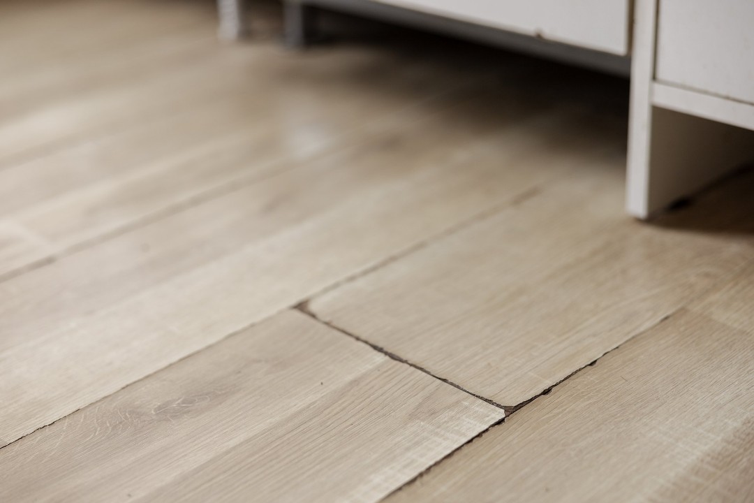 Warped laminate flooring